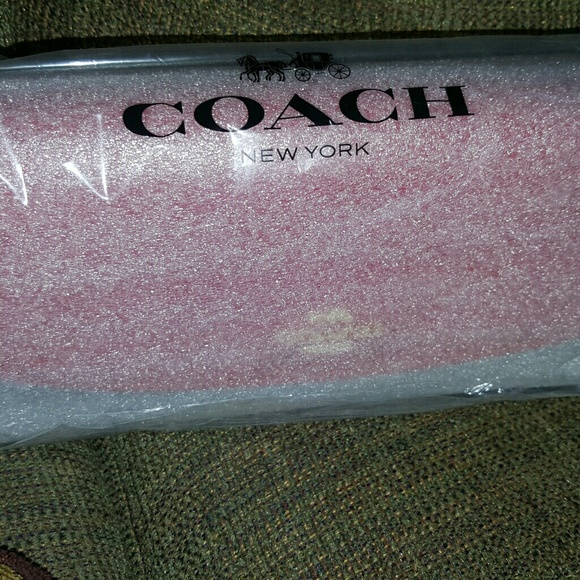 New Coach True Red Signature PVC Checkbook Clutch - Picture 3 of 3